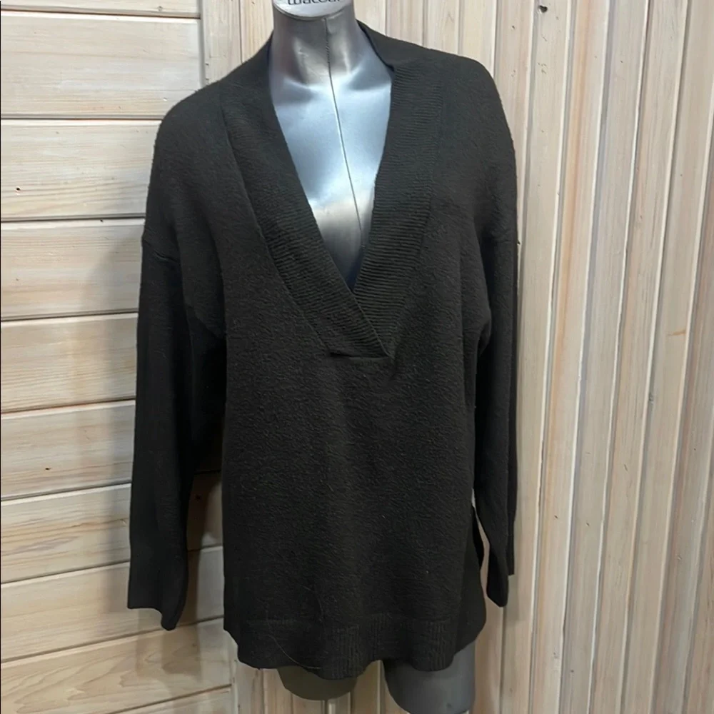 Time and Tru Black V-Neck Sweater Knit
